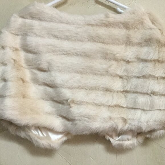 Tahari Women Size L Faux Fur Cape Wrap Capelet Champagne Pearl Brooch NWT $119 - Picture 6 of 12